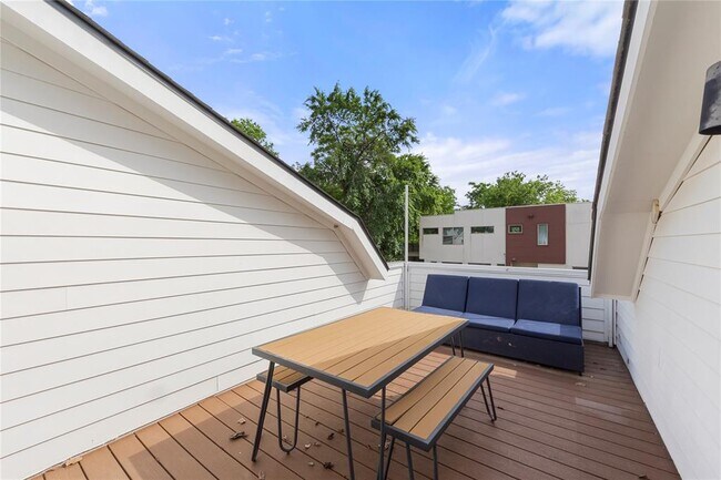Building Photo - 1129 Henninger St