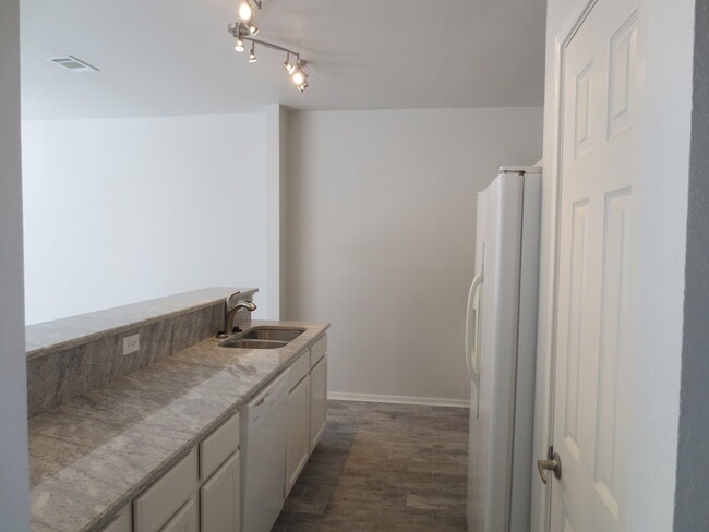 Building Photo - Beautifully Updated 3Bed/2.5Bath Townhouse in the Heart of Destin