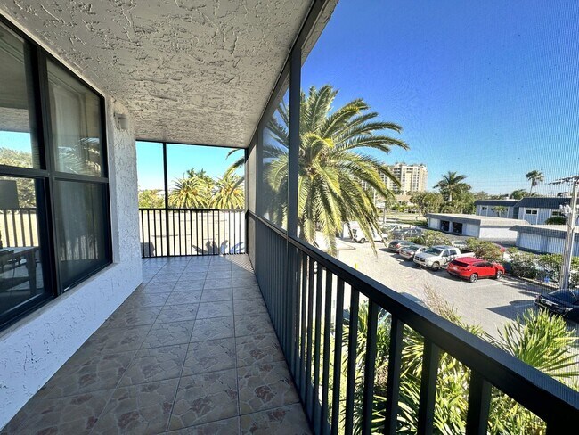 Building Photo - STUNNING SEASONAL 2/2 CORNER CONDO WITH OV...