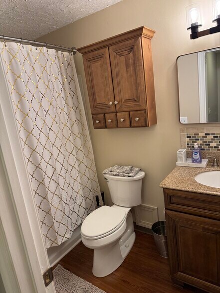 Bath with extra storage - 9 Northbrook Dr