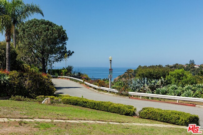 Building Photo - 511 San Vicente Blvd