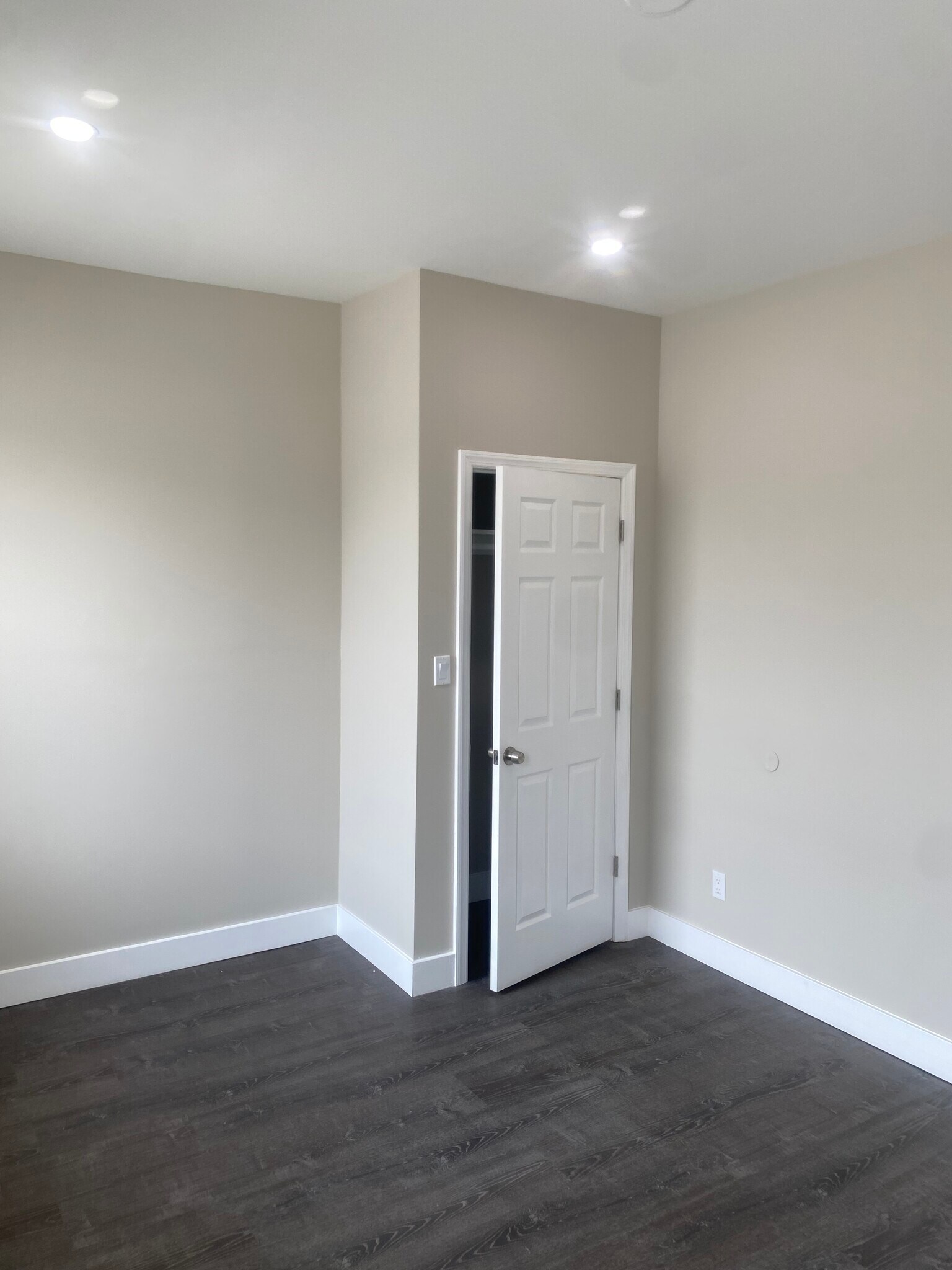 Building Photo - 546 W Olney Ave