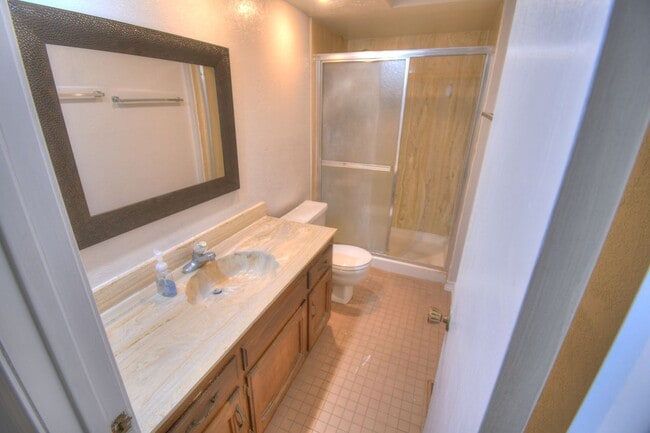Building Photo - Cute Two Bedroom (possible 3rd Bedroom) in...