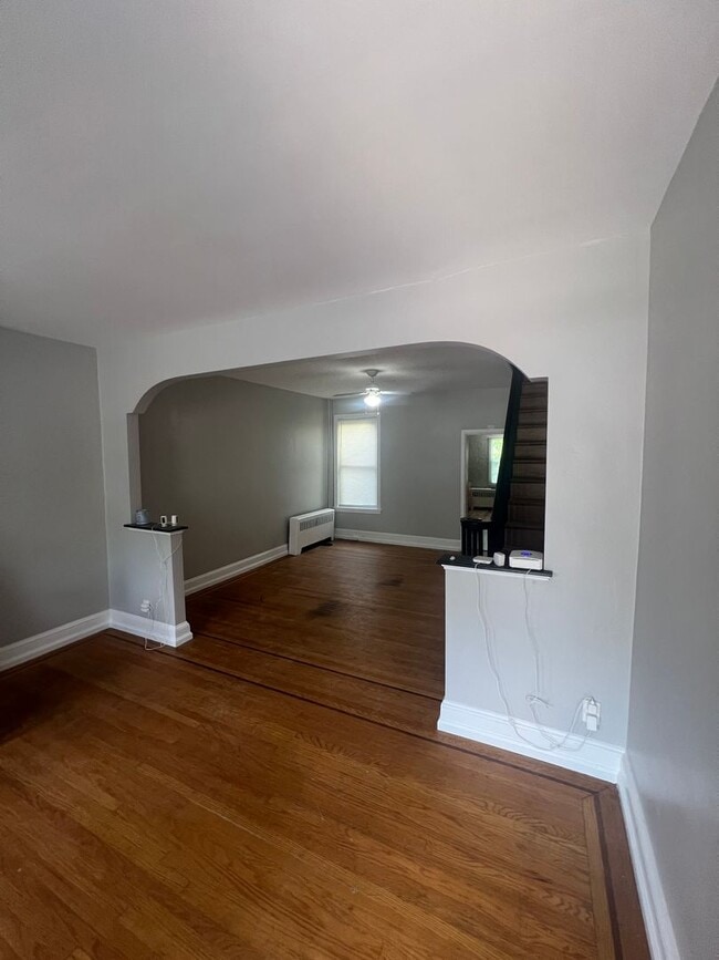 Building Photo - Bright 2-Bedroom with Spacious Bath & Priv...