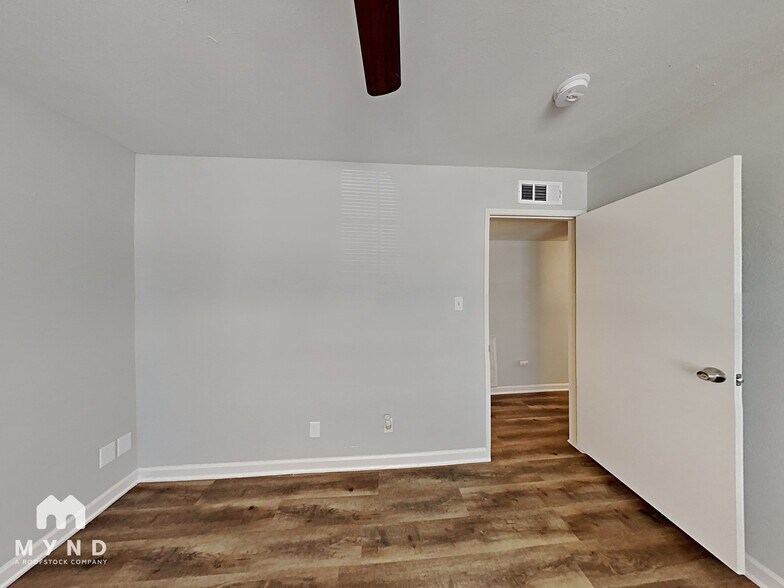 Building Photo - 3737 Longmeadow Way