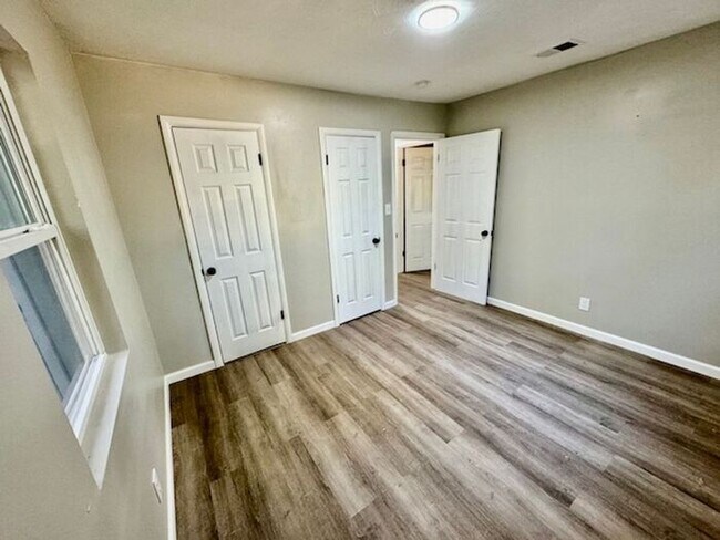 Building Photo - MOVE IN SPECIAL