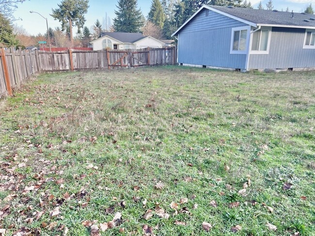 Building Photo - AVAILABLE NOW! 3BD 1.75 BATH SINGLE STORY HOME LARGE CORNER LOT