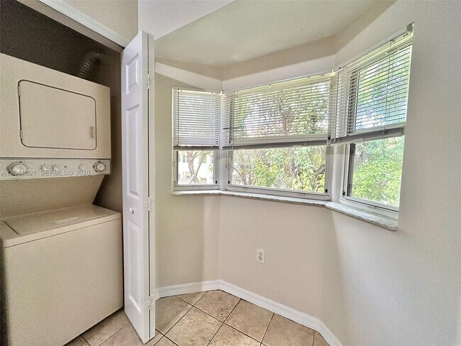 Building Photo - 1270 SE 28th Ct
