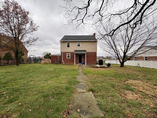 Building Photo - 3 Bedroom 1 Bathroom in Harrisburg!