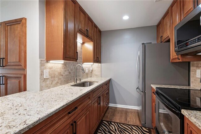 Building Photo - 25309 Plantation Dr NE
