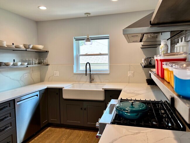 Building Photo - 940 N Oak Park Ave