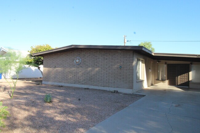 Building Photo - 1110 E Broadmor Dr