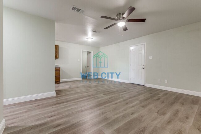 Building Photo - 6330 Cinnamon Oaks Dr