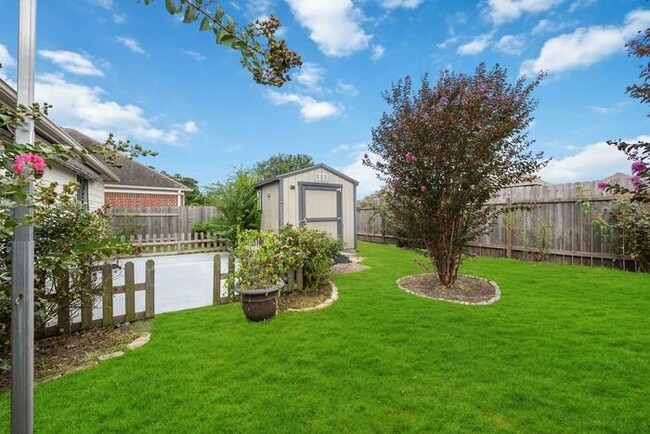 Building Photo - Great Location, wonderful Schools, 1 Block...
