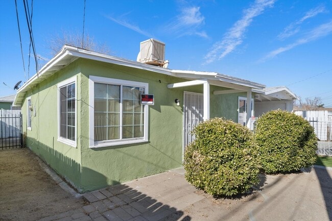 Building Photo - 44524 Cedar Ave