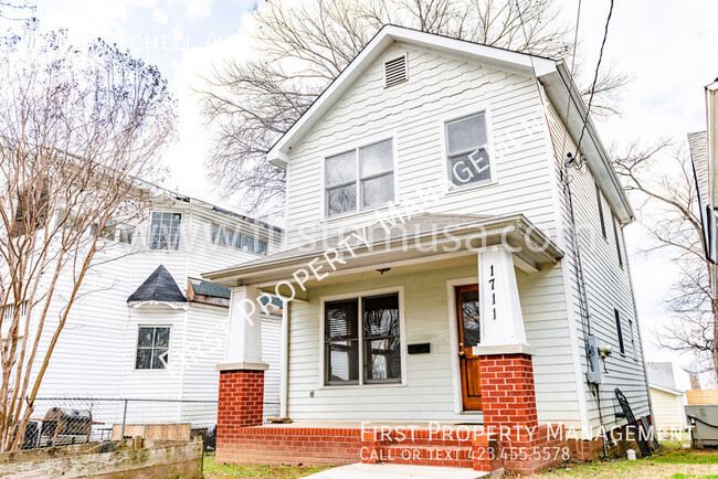 Primary Photo - 2Bed/1.5Bath House Right Off Main St!