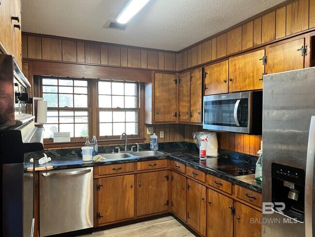 Building Photo - 709 E 6th St