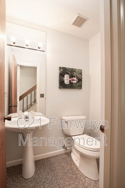 Building Photo - 804 Fairways Dr