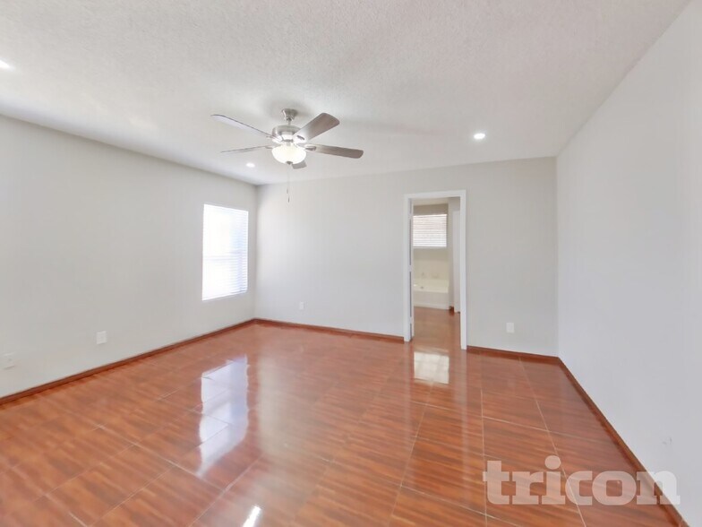 Building Photo - 4947 E Greenway Cir