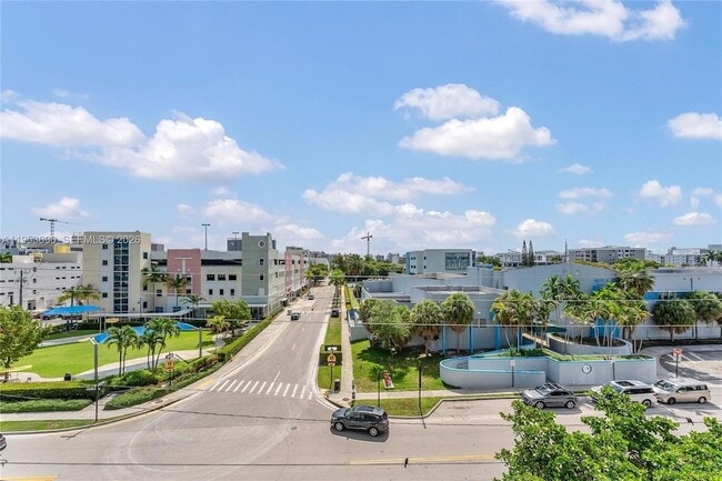 Building Photo - 9500 W Bay Harbor Dr