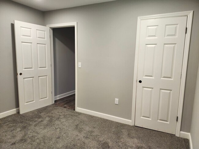 Building Photo - 2 bedroom 1 bath fully updated home in Eas...