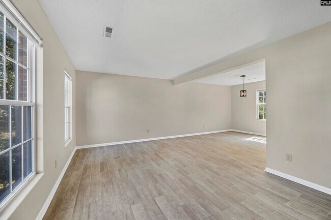 Building Photo - 605 N Donar Dr