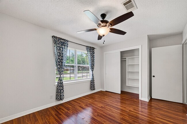 Building Photo - 5114 Beechnut St