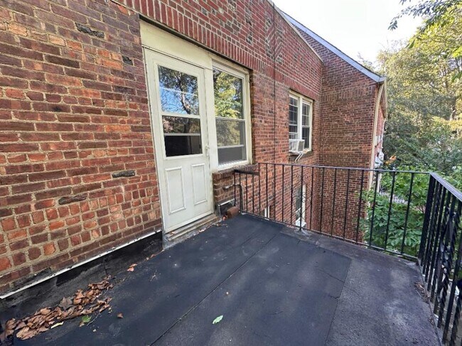 Building Photo - 2 bedroom in SUNNYSIDE NY 11104