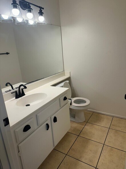 Building Photo - 1050 Harbor Heights Dr