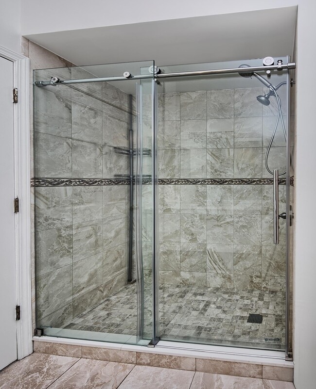 Building Photo - 326 Midland Ct