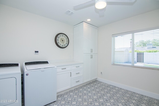 Building Photo - 4335 E Clarendon Ave