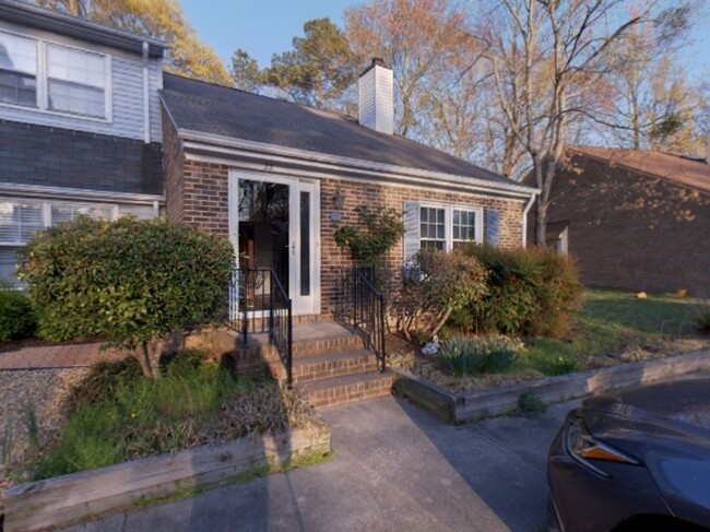 Building Photo - Beautiful 2 Bedroom 2 Bathroom Townhome Lo...