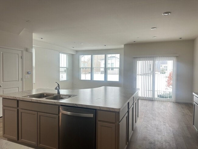 Building Photo - 5924 Hawkweed Dr