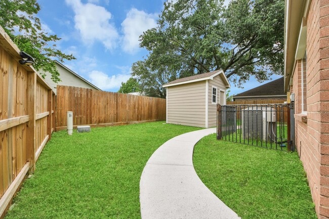 Building Photo - 5039 E Pagewick Dr
