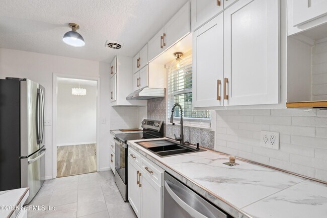 Building Photo - 409 Sailfish Dr E