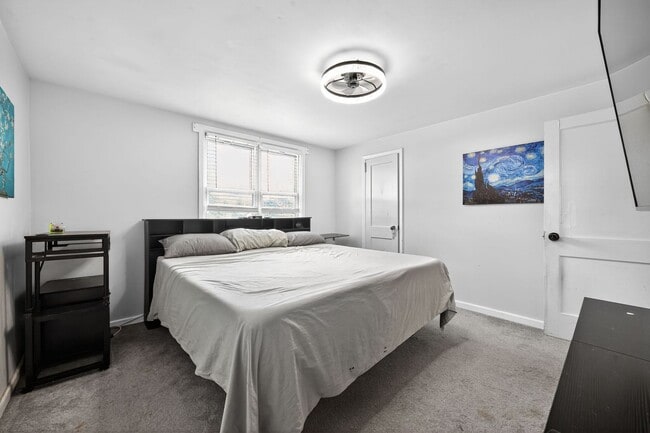 Building Photo - 3 Bedroom, 1 Bath Smart Fully Furnished To...