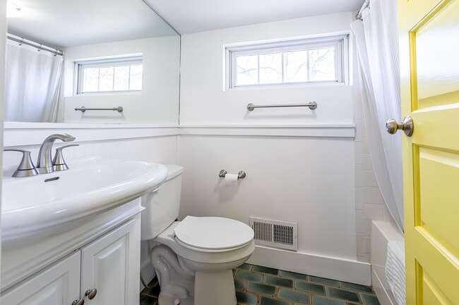 Building Photo - Rare historic East Nashville bungalow for rent; 4 Beds 3 Baths, 1,806 SqFt, fenced yard