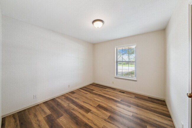 Building Photo - Spacious Single Story 4 Room Home + Sunroo...