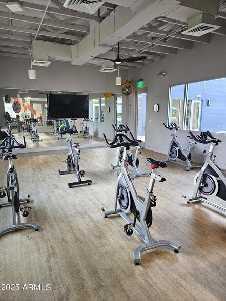 Building Photo - 9903 E Tillman Ave