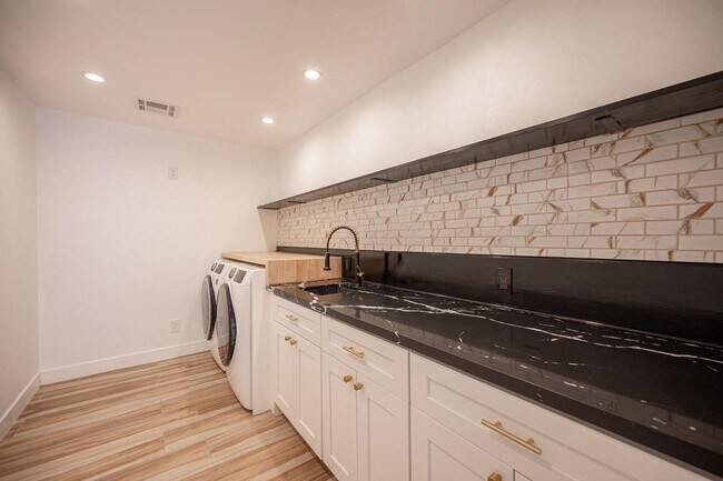 Building Photo - European-inspired Mid-Century Henderson Home!