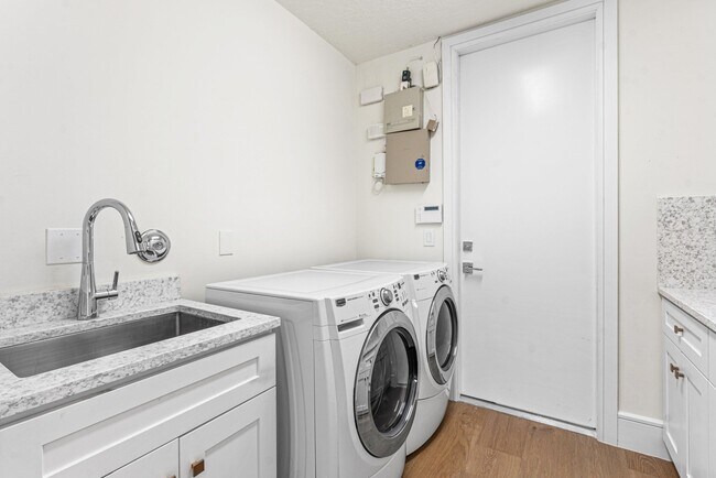 Building Photo - 1128 Crystal Dr