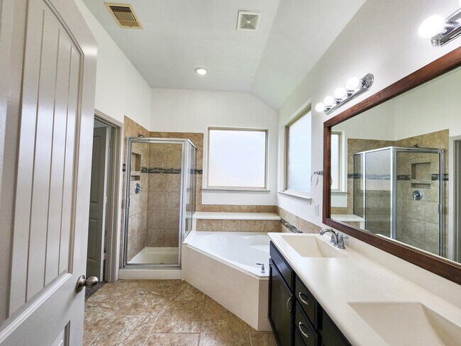 Building Photo - 4515 Greenleaf Dr