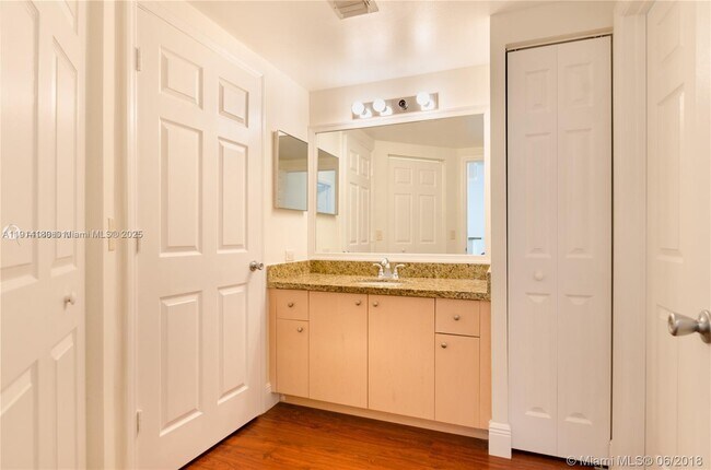 Building Photo - 2458 Centergate Dr