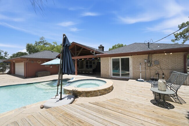 Building Photo - 2607 Brom-Bones Dr