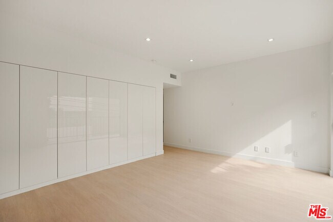 Building Photo - 10630 Wilkins Ave