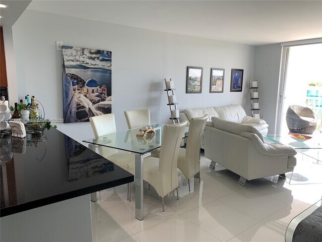 Building Photo - 650 NE 64th St