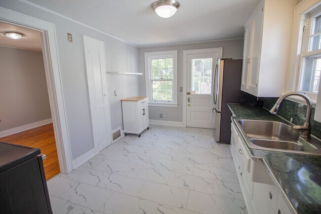 Building Photo - 2 BR 1 BA North Colonie Schools