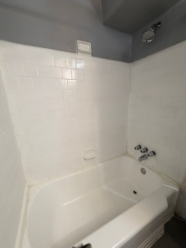 Building Photo - H St/Kingman Park - Renovated 1 bedroom
