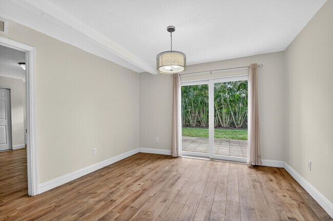 Building Photo - 422 W Ocean Ave