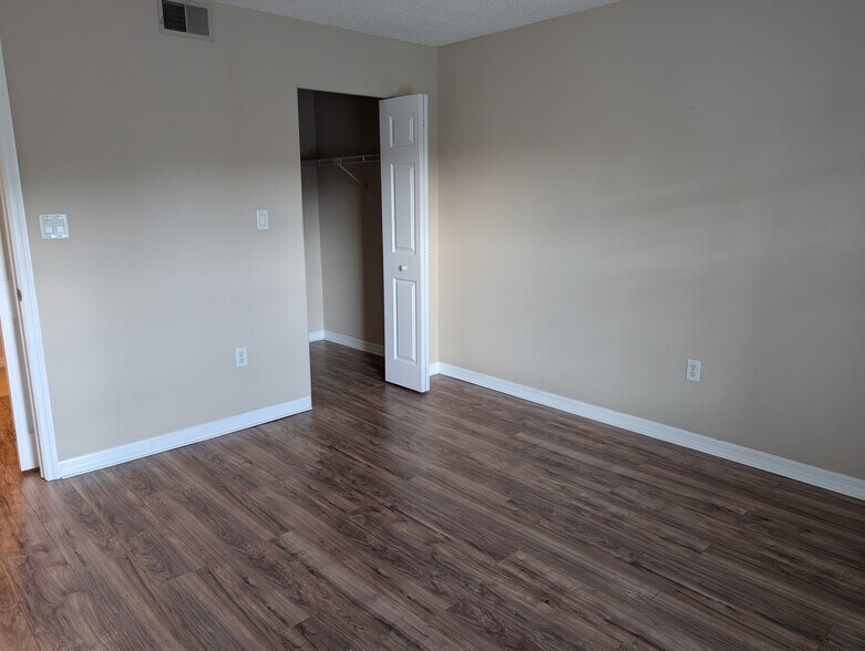 Building Photo - 221 Lake Brook Cir